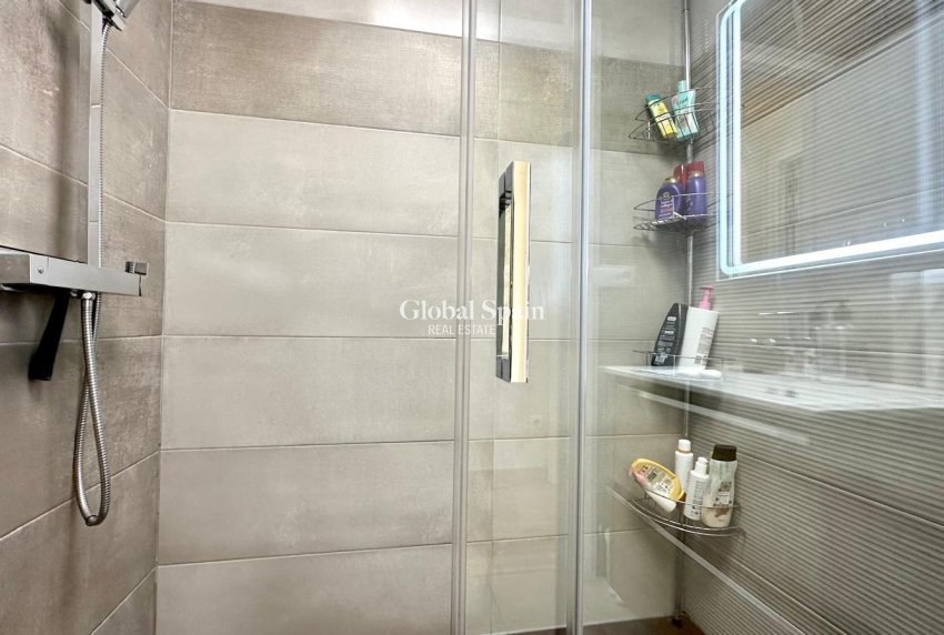 Wederverkoop - APPARTEMENT -
TORREVIEJA - Torreblanca