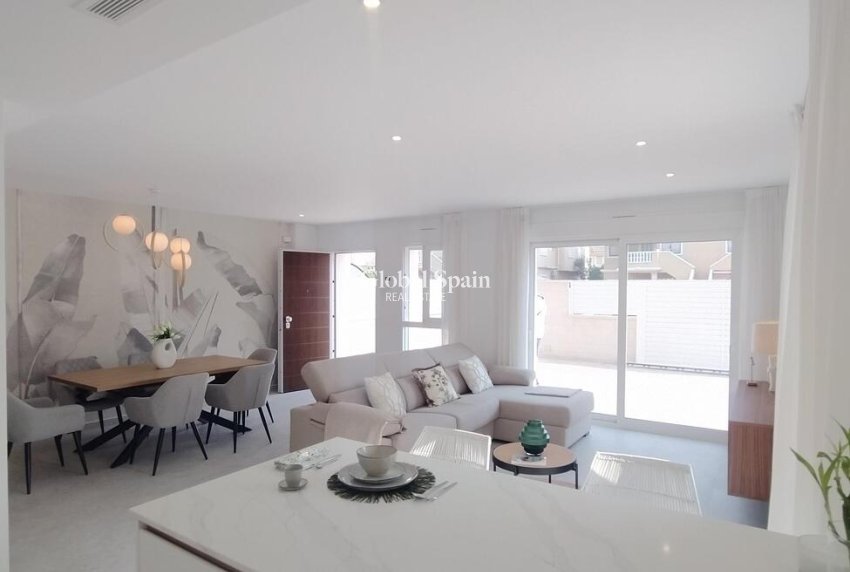 Wederverkoop - APPARTEMENT -
TORREVIEJA - Torreblanca