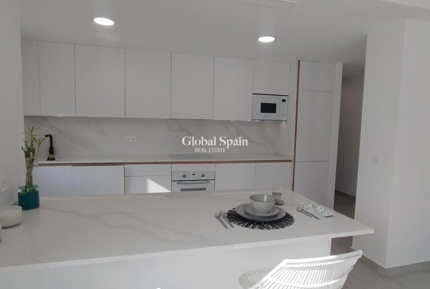 Wederverkoop - APPARTEMENT -
TORREVIEJA - Torreblanca