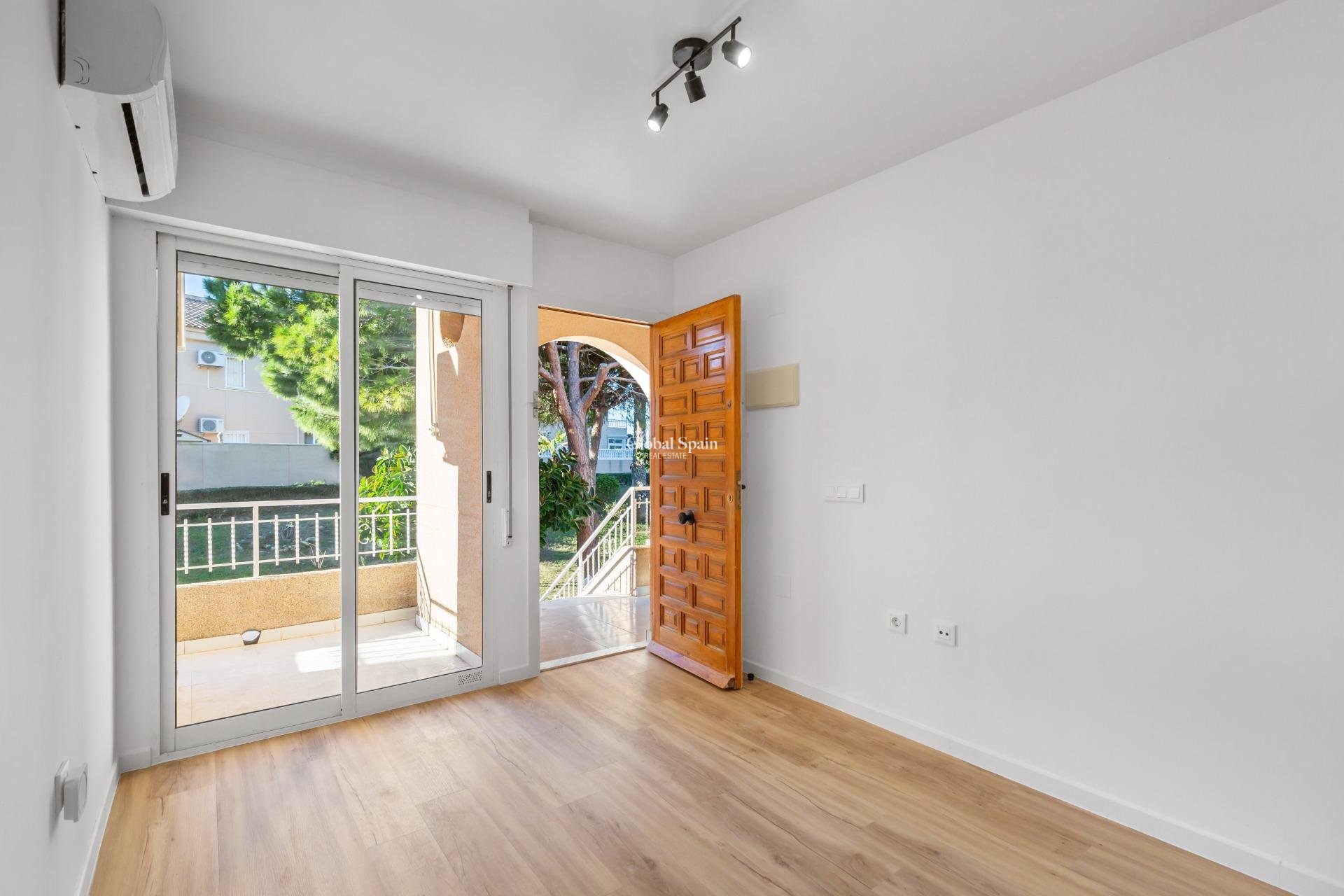 Wederverkoop - APPARTEMENT -
TORREVIEJA - Torreblanca