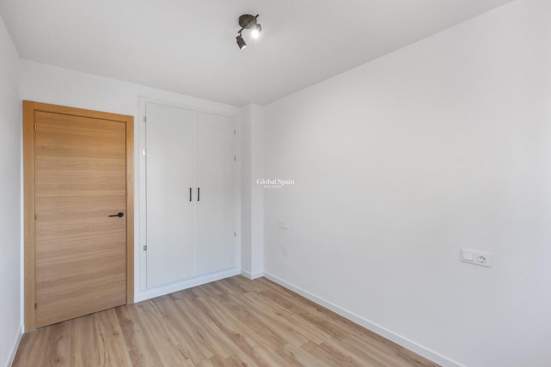 Wederverkoop - APPARTEMENT -
TORREVIEJA - Torreblanca