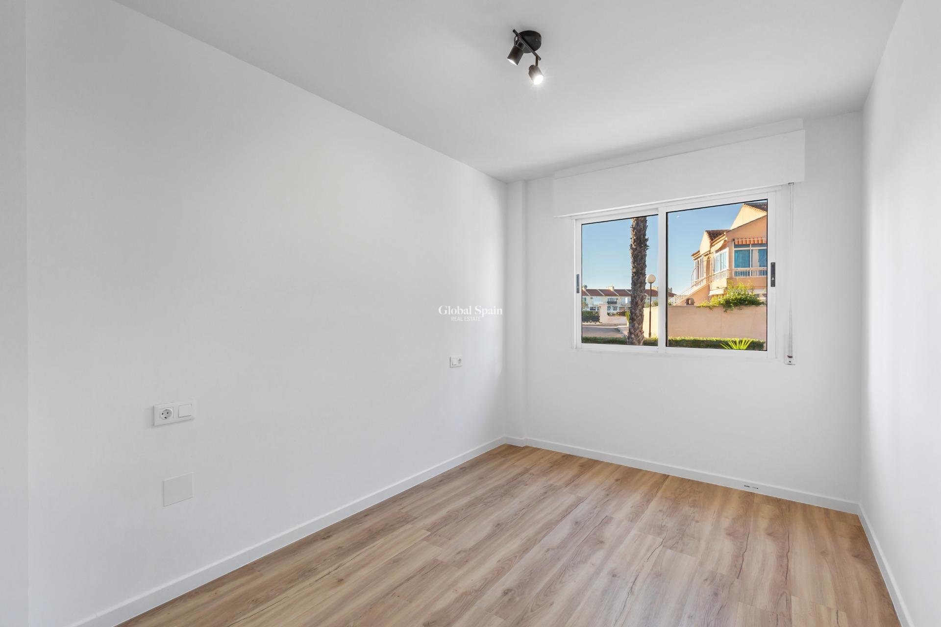 Wederverkoop - APPARTEMENT -
TORREVIEJA - Torreblanca