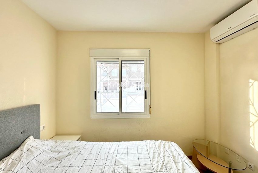 Wederverkoop - APPARTEMENT -
TORREVIEJA - Torreblanca