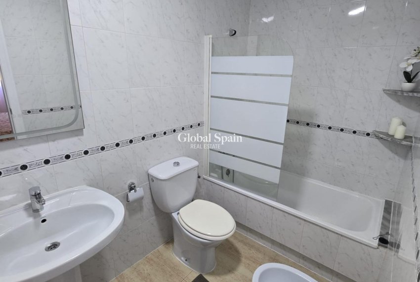 Wederverkoop - APPARTEMENT -
TORREVIEJA - Torreblanca