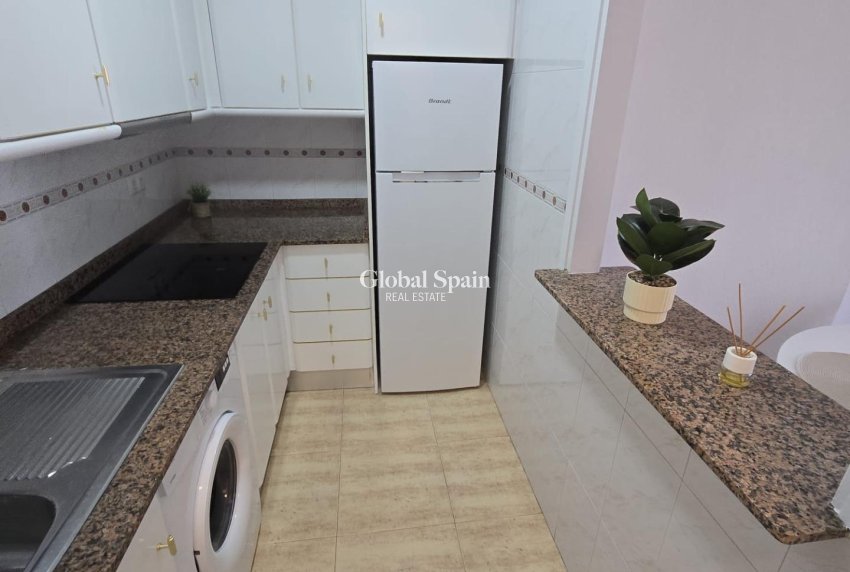 Wederverkoop - APPARTEMENT -
TORREVIEJA - Torreblanca