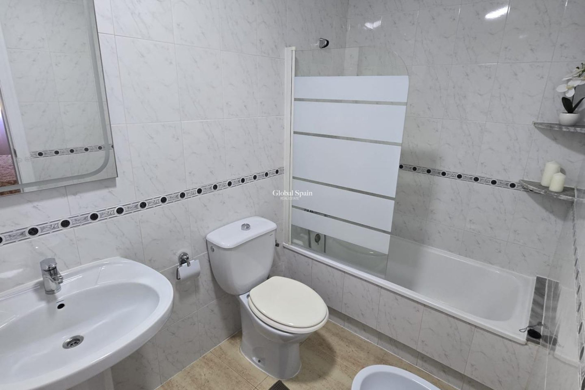Wederverkoop - APPARTEMENT -
TORREVIEJA - Torreblanca