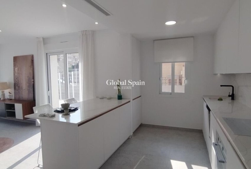 Wederverkoop - APPARTEMENT -
TORREVIEJA - Torreblanca