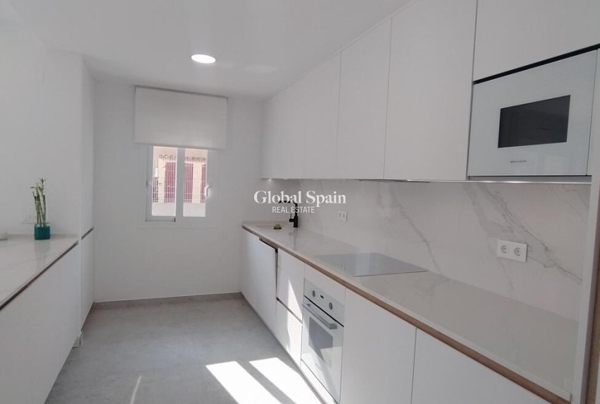 Wederverkoop - APPARTEMENT -
TORREVIEJA - Torreblanca