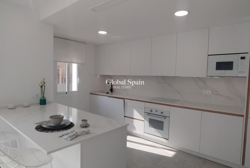 Wederverkoop - APPARTEMENT -
TORREVIEJA - Torreblanca