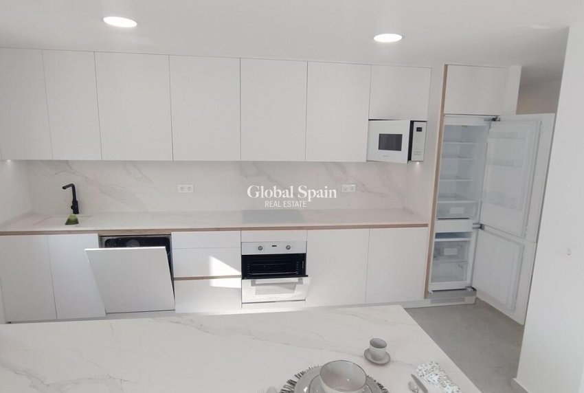 Wederverkoop - APPARTEMENT -
TORREVIEJA - Torreblanca