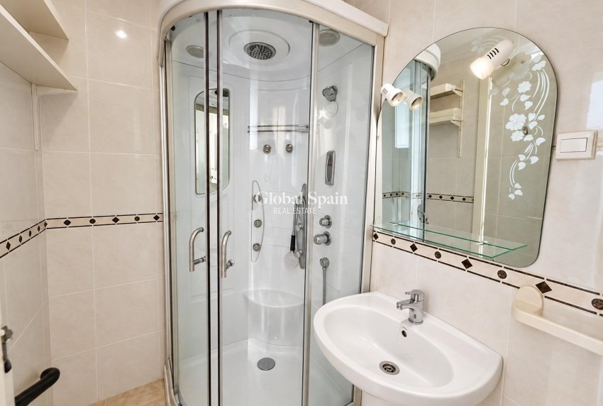 Wederverkoop - APPARTEMENT -
TORREVIEJA - Torreblanca