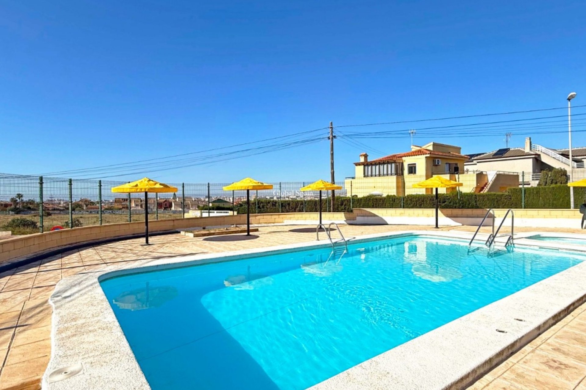 Wederverkoop - APPARTEMENT -
TORREVIEJA - Torrelamata - La Mata