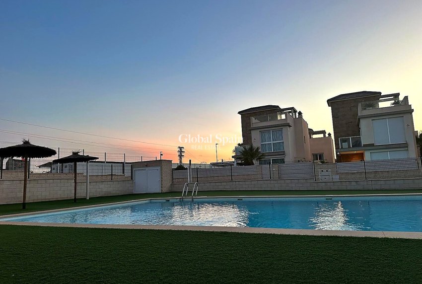 Wederverkoop - APPARTEMENT -
TORREVIEJA - Torreta Florida