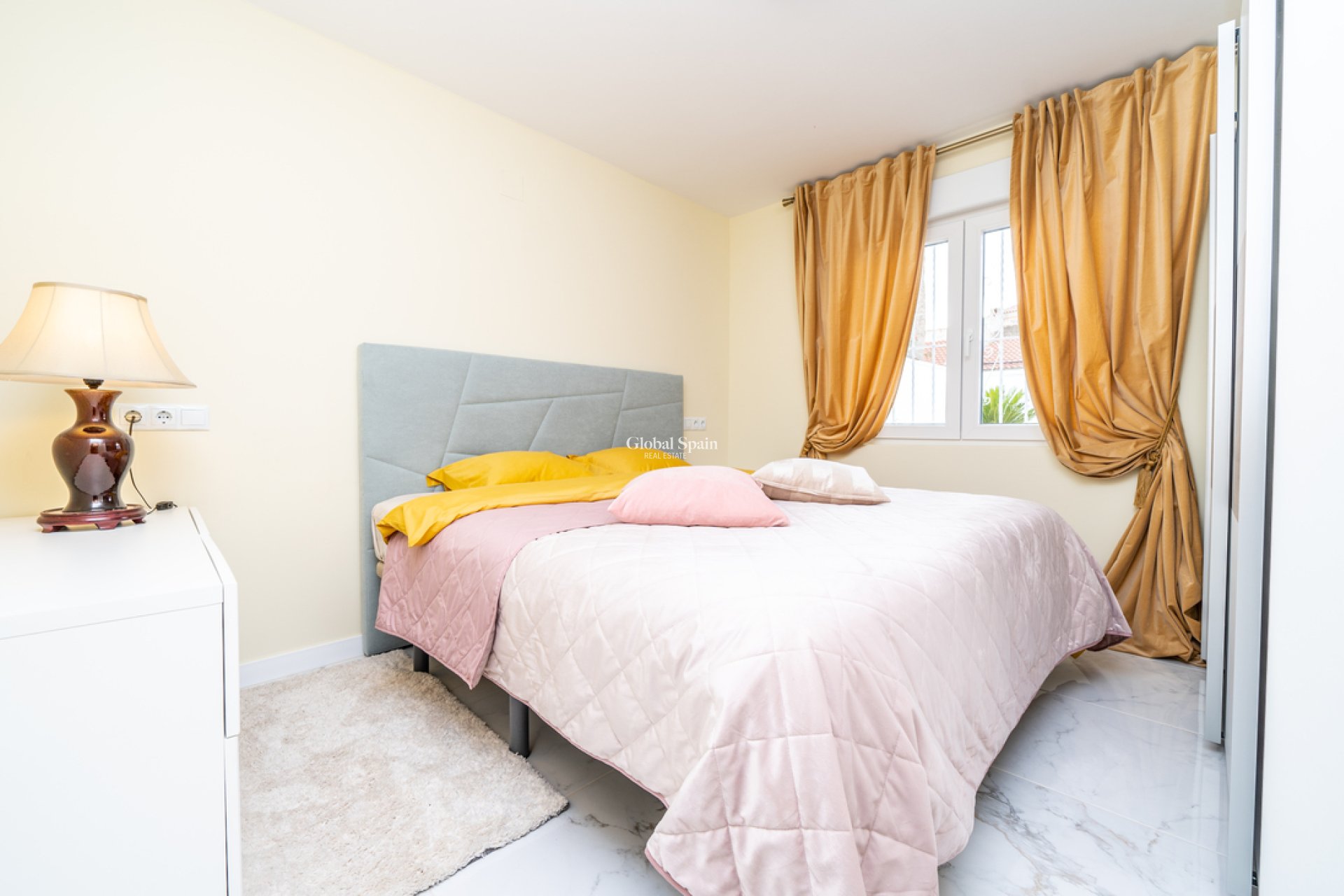 Wederverkoop - APPARTEMENT -
TORREVIEJA - Torreta