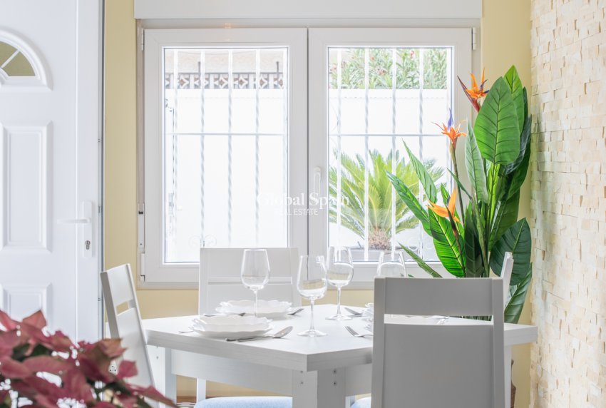 Wederverkoop - APPARTEMENT -
TORREVIEJA - Torretas