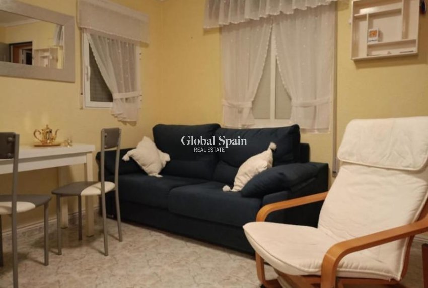 Wederverkoop - APPARTEMENT -
TORREVIEJA - Torretas