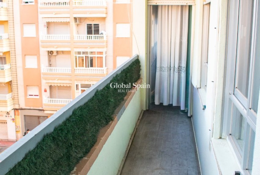 Wederverkoop - APPARTEMENT -
TORREVIEJA - Torrevieja Centro