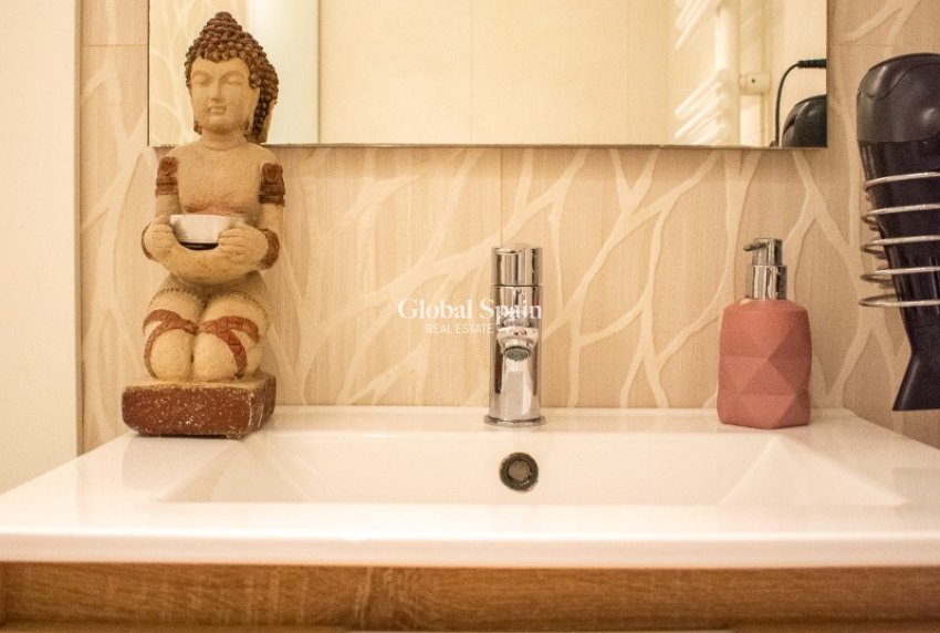 Wederverkoop - APPARTEMENT -
TORREVIEJA - Torrevieja Centro