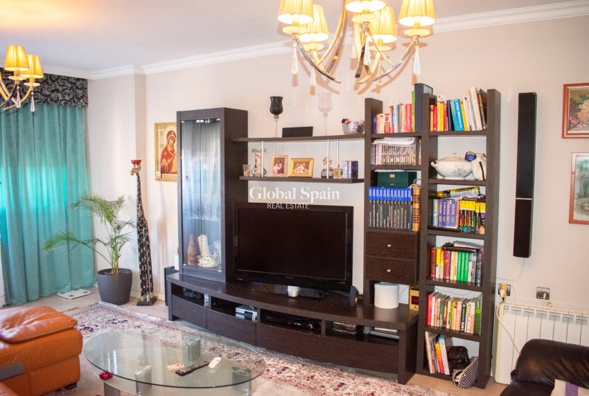Wederverkoop - APPARTEMENT -
TORREVIEJA - Torrevieja Centro