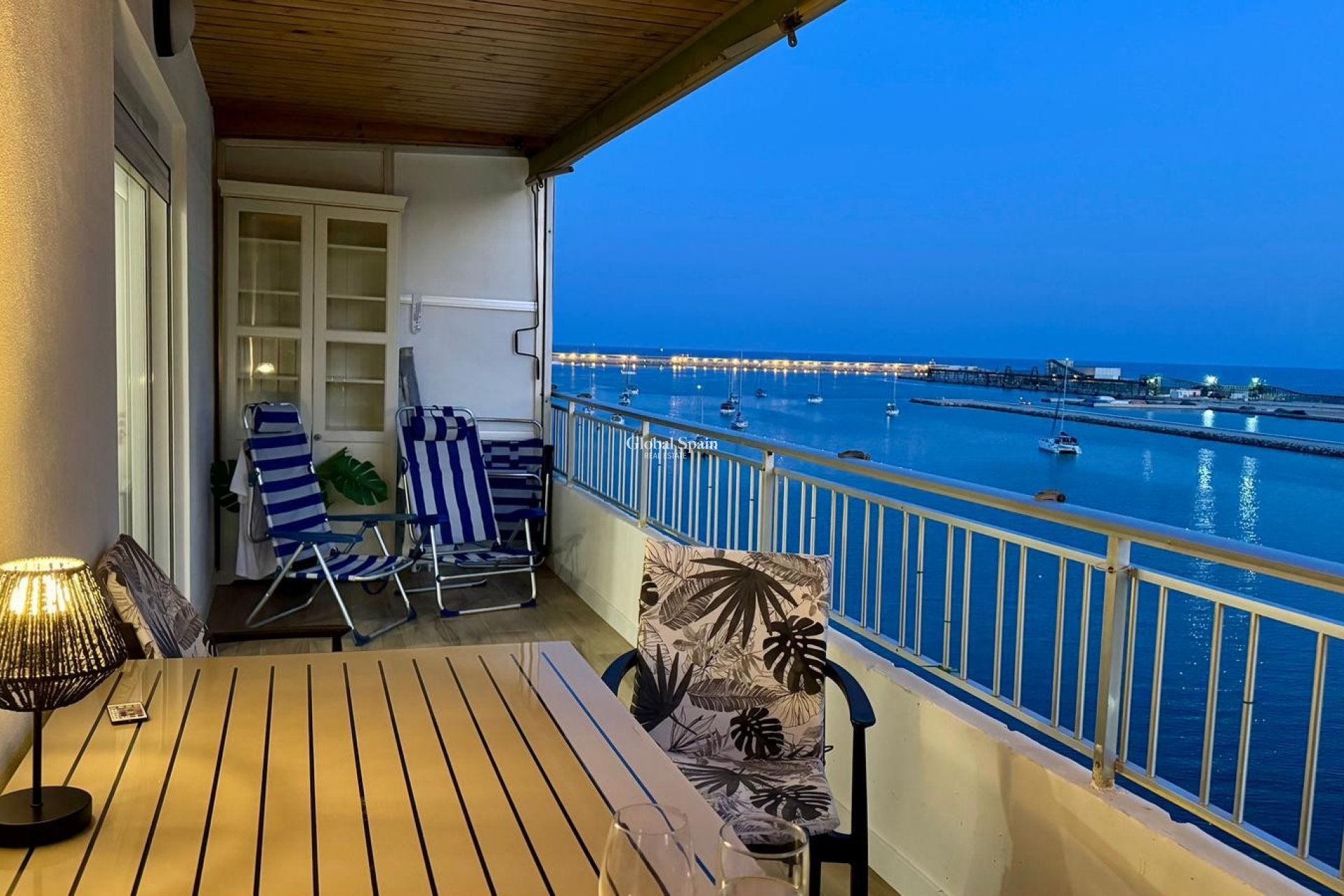 Wederverkoop - APPARTEMENT -
TORREVIEJA - Torrevieja