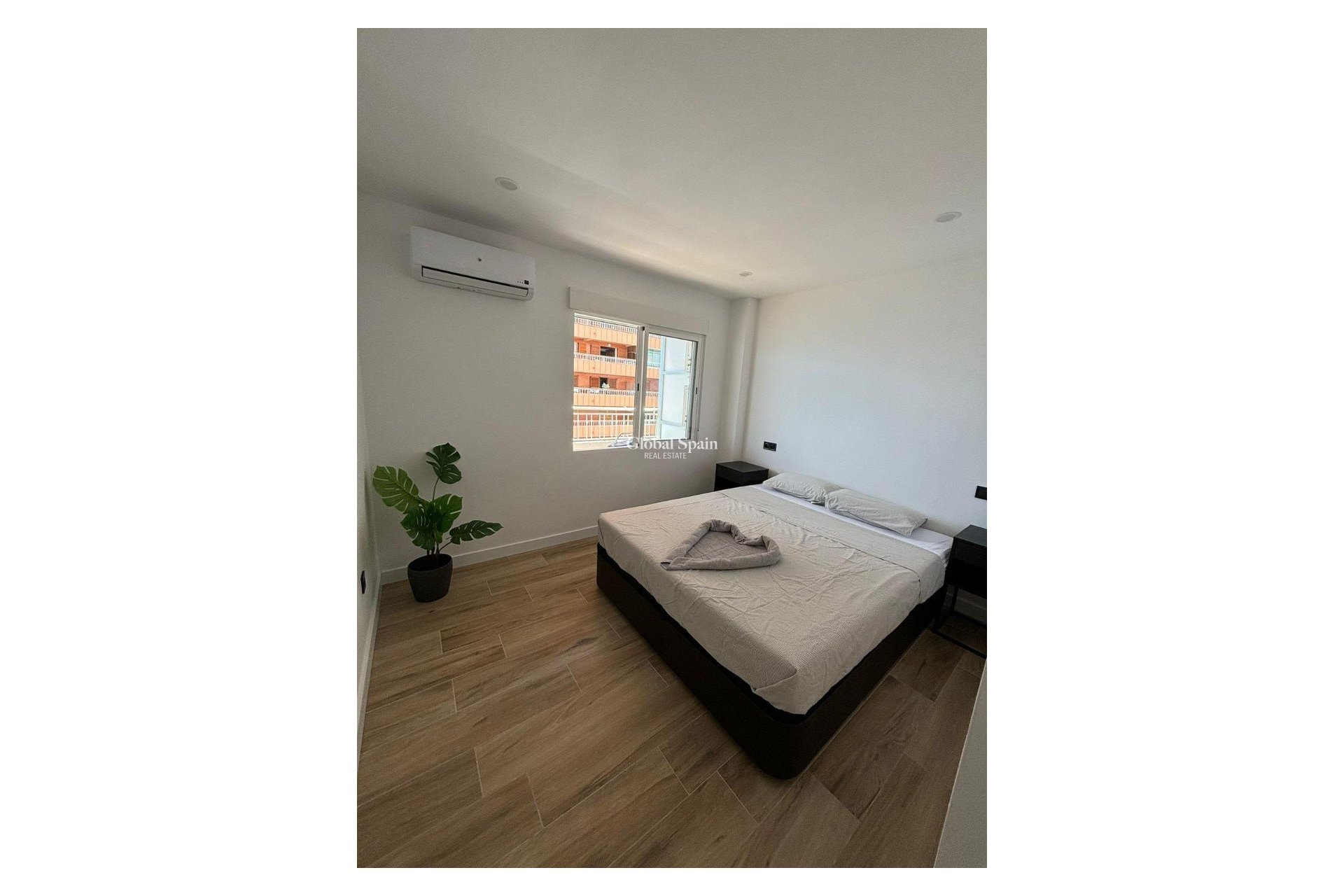 Wederverkoop - APPARTEMENT -
TORREVIEJA - Torrevieja