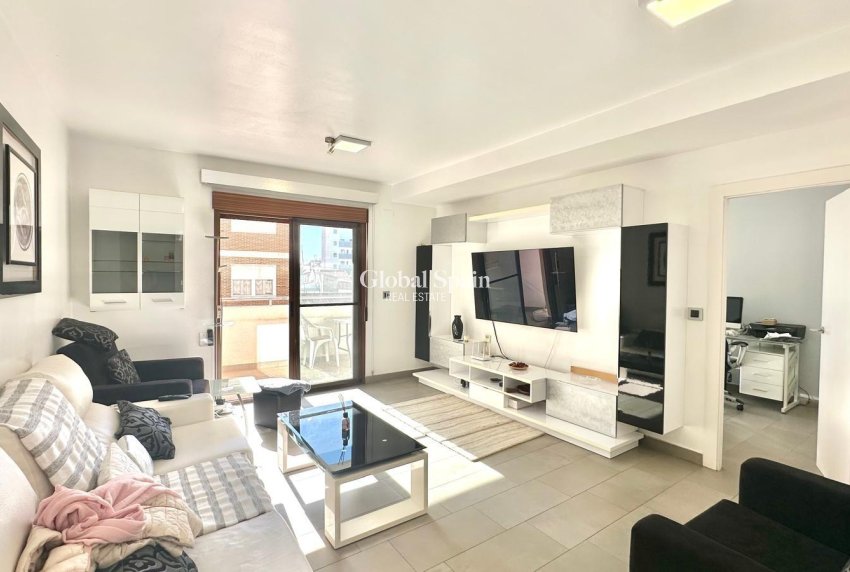 Wederverkoop - APPARTEMENT -
TORREVIEJA - Torrevieja