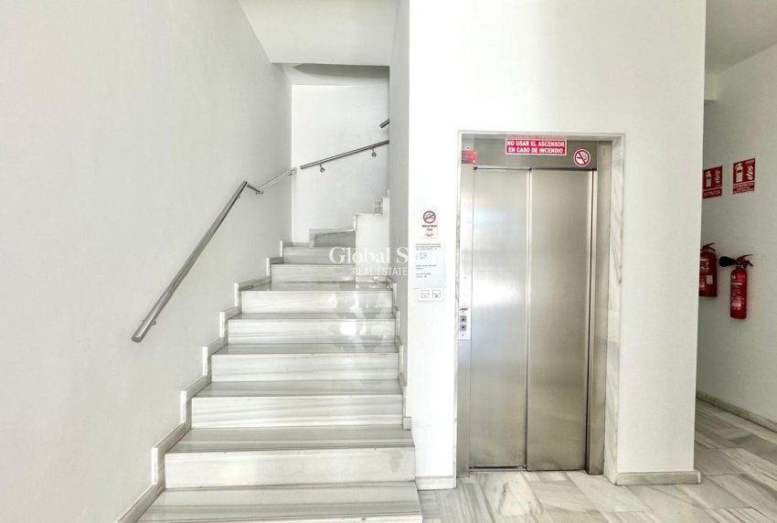 Wederverkoop - APPARTEMENT -
TORREVIEJA - Torrevieja