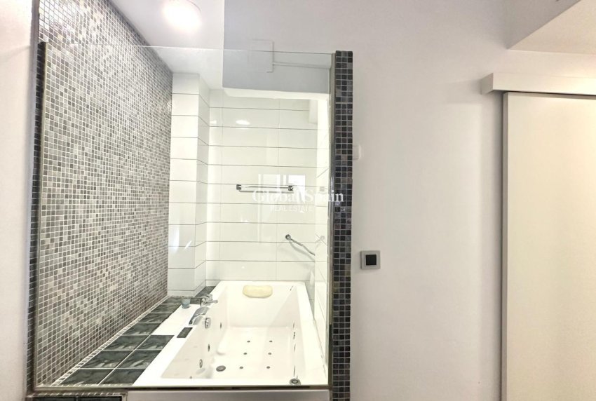 Wederverkoop - APPARTEMENT -
TORREVIEJA - Torrevieja