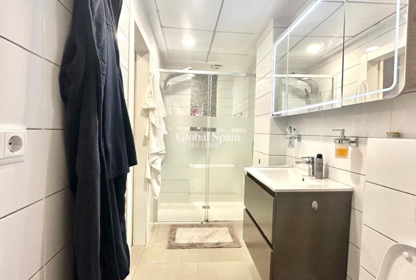 Wederverkoop - APPARTEMENT -
TORREVIEJA - Torrevieja