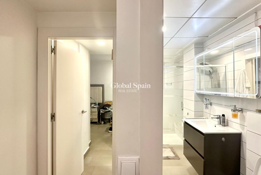 Wederverkoop - APPARTEMENT -
TORREVIEJA - Torrevieja