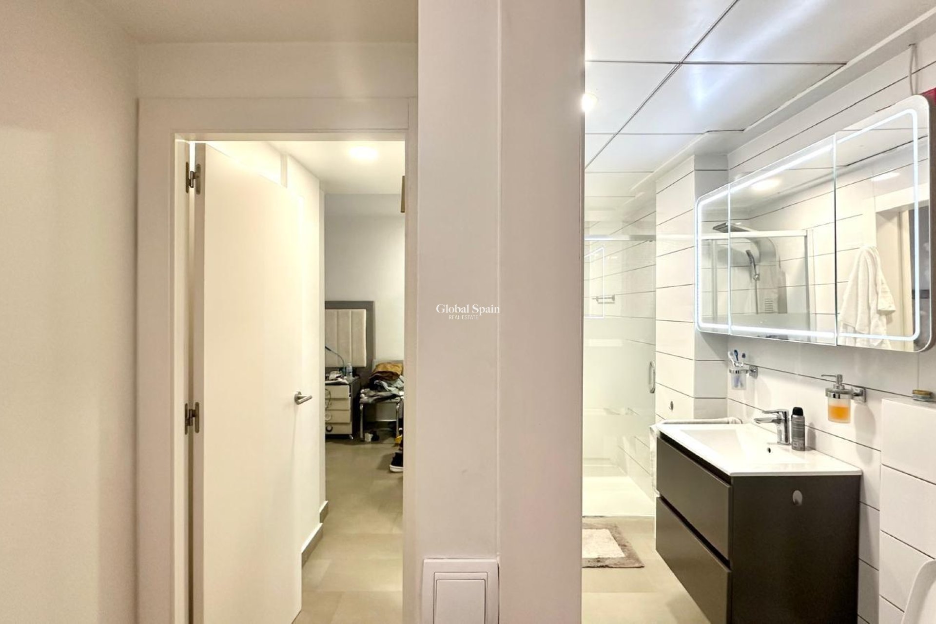 Wederverkoop - APPARTEMENT -
TORREVIEJA - Torrevieja