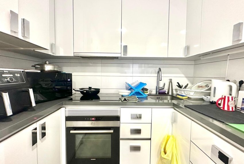 Wederverkoop - APPARTEMENT -
TORREVIEJA - Torrevieja