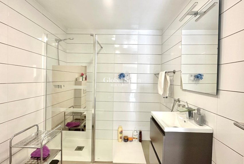 Wederverkoop - APPARTEMENT -
TORREVIEJA - Torrevieja