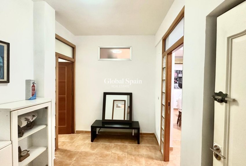 Wederverkoop - APPARTEMENT -
TORREVIEJA - Torrevieja