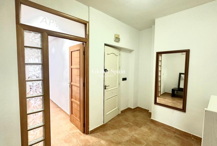Wederverkoop - APPARTEMENT -
TORREVIEJA - Torrevieja
