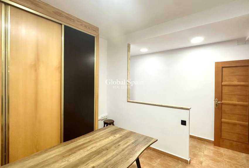 Wederverkoop - APPARTEMENT -
TORREVIEJA - Torrevieja