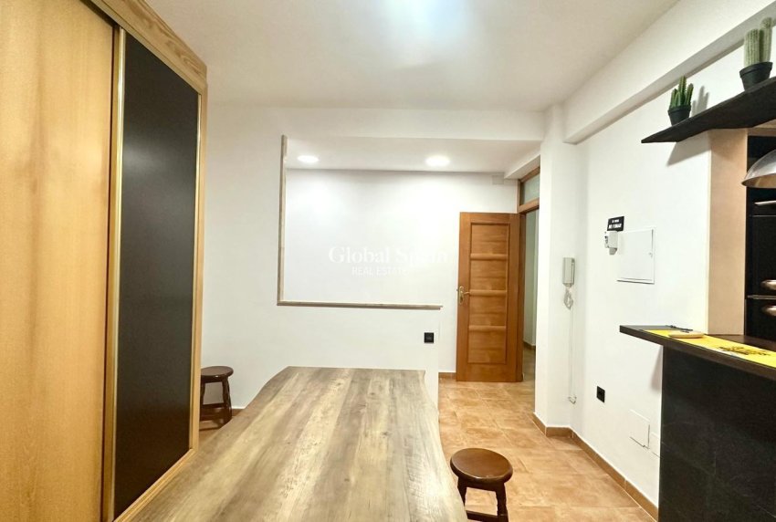 Wederverkoop - APPARTEMENT -
TORREVIEJA - Torrevieja
