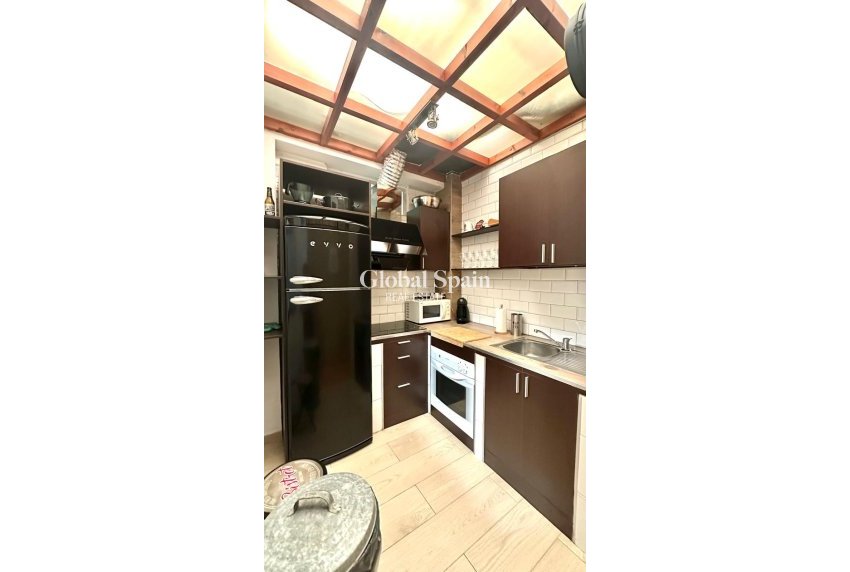 Wederverkoop - APPARTEMENT -
TORREVIEJA - Torrevieja