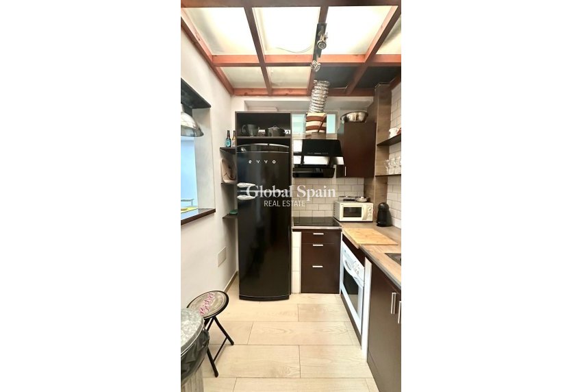 Wederverkoop - APPARTEMENT -
TORREVIEJA - Torrevieja