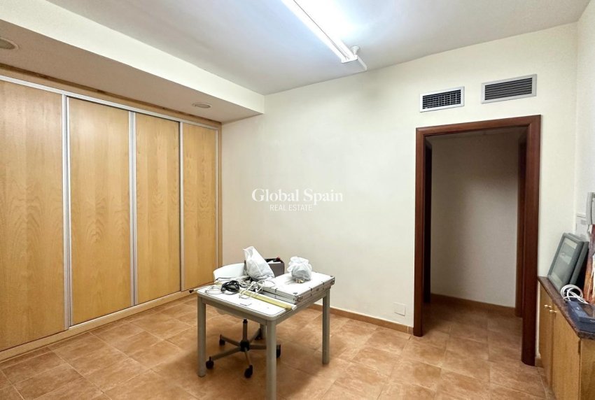 Wederverkoop - APPARTEMENT -
TORREVIEJA - Torrevieja