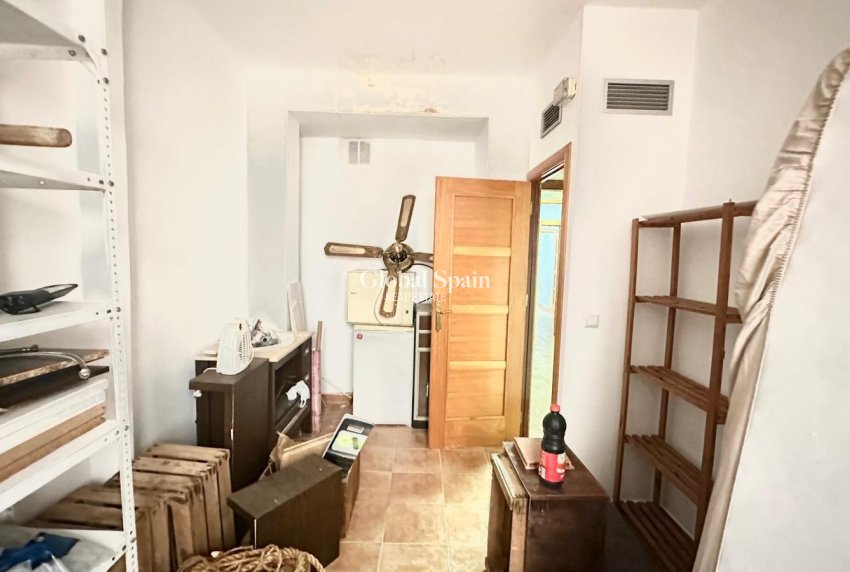 Wederverkoop - APPARTEMENT -
TORREVIEJA - Torrevieja