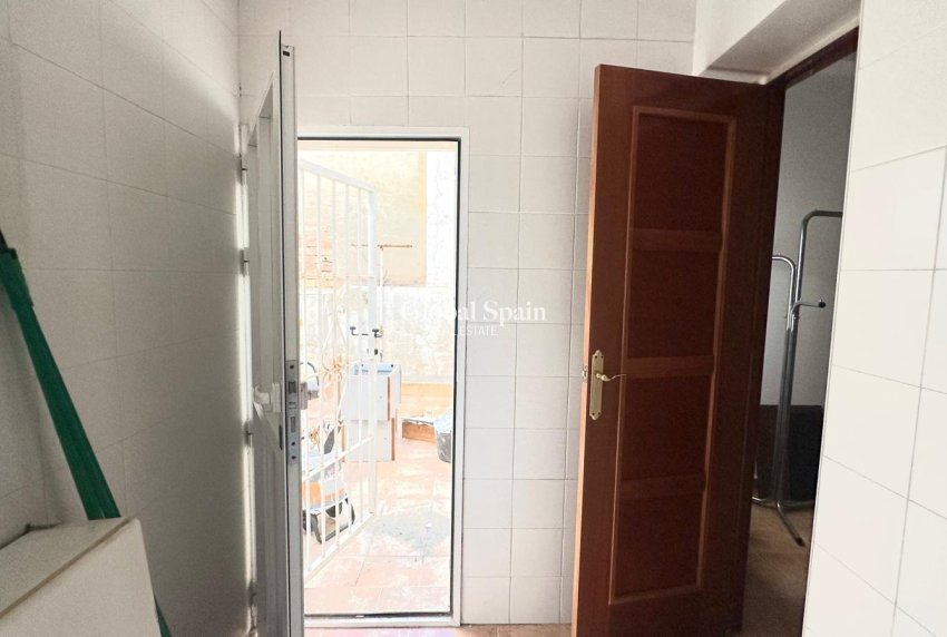 Wederverkoop - APPARTEMENT -
TORREVIEJA - Torrevieja