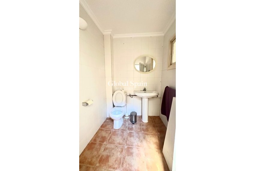 Wederverkoop - APPARTEMENT -
TORREVIEJA - Torrevieja