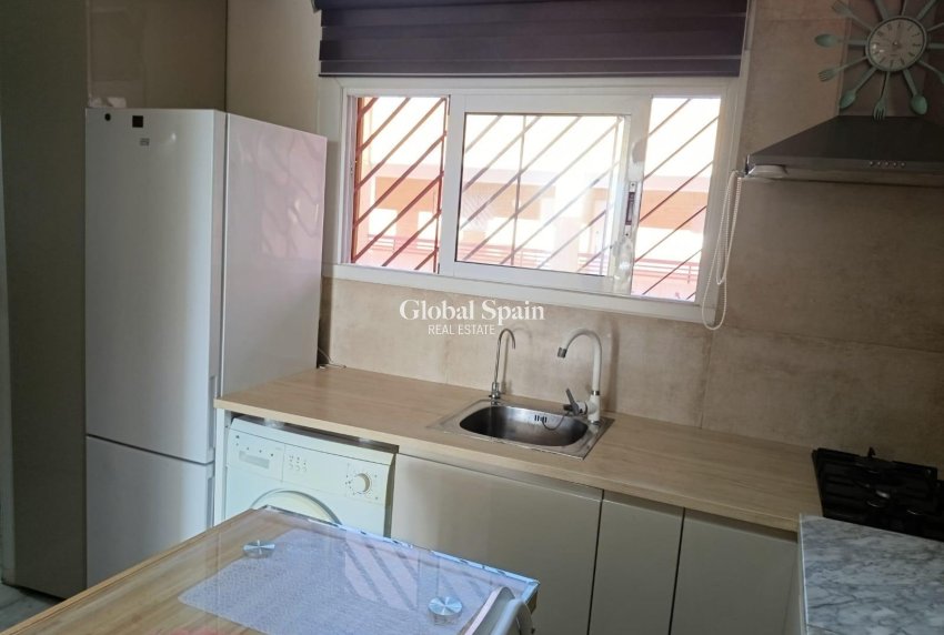 Wederverkoop - APPARTEMENT -
TORREVIEJA - Torrevieja