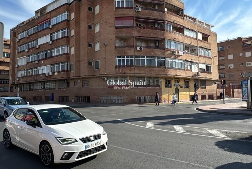 Wederverkoop - APPARTEMENT -
TORREVIEJA - Torrevieja