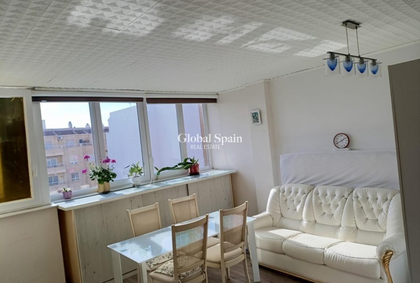 Wederverkoop - APPARTEMENT -
TORREVIEJA - Torrevieja