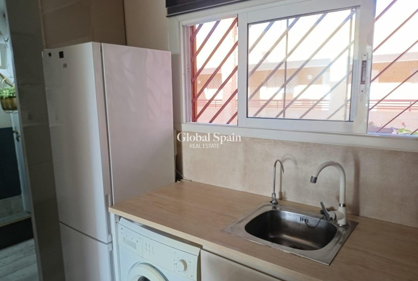 Wederverkoop - APPARTEMENT -
TORREVIEJA - Torrevieja