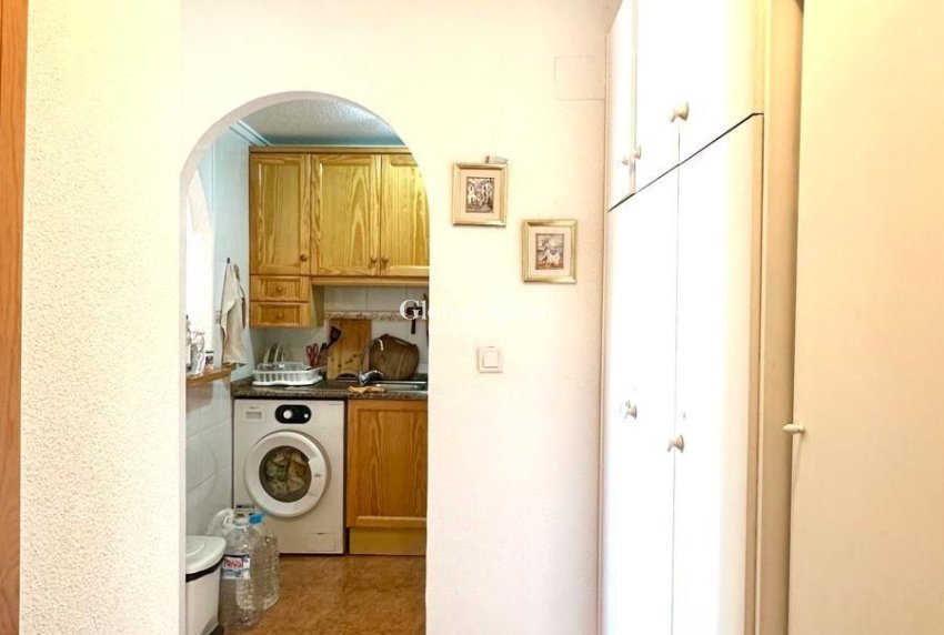 Wederverkoop - APPARTEMENT -
TORREVIEJA - Torrevieja