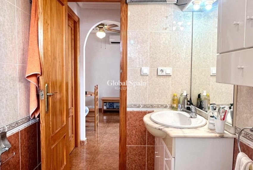 Wederverkoop - APPARTEMENT -
TORREVIEJA - Torrevieja