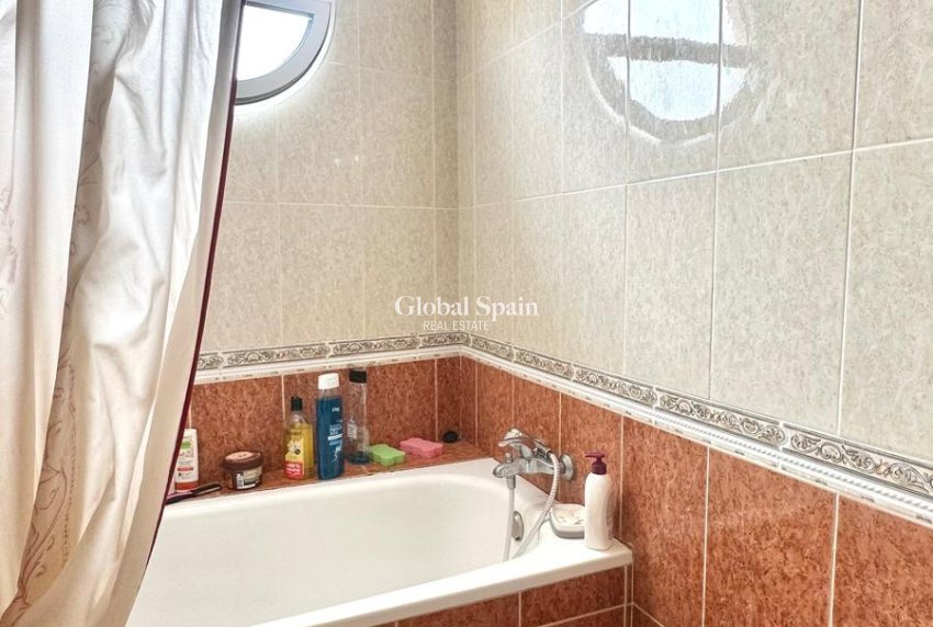 Wederverkoop - APPARTEMENT -
TORREVIEJA - Torrevieja